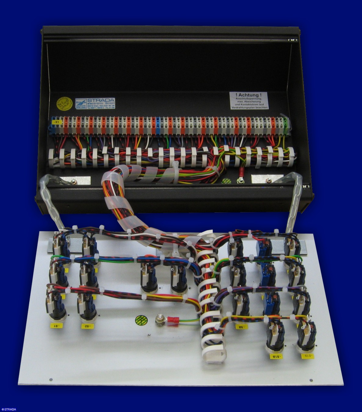 Tischpult, Bedienpult bzw Steuerpult Frontplatte Alu eloxiert - Steuerpult Pf&ouml;rtner